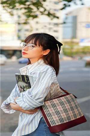 抖音热门写的小说重生后，我拿着装穷富二代的身份证结婚了阅读