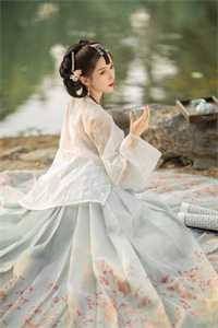 秦清芷白月光离婚后，总裁妻子倾家荡产了小说