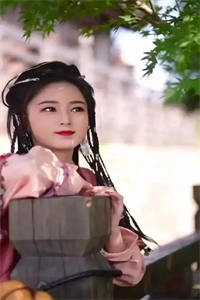 权明赫沈毓灵的小说穿成炮灰女主后，引诱了疯批暴君