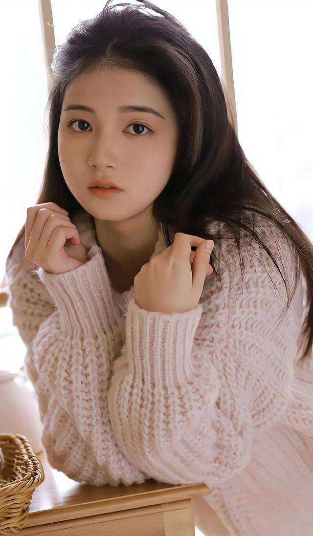 九宫格里瑶瑶的小说被少爷当替身后，假名媛她只想搞钱