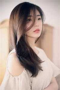 穿成明君心尖宠，众妃谄媚我开摆长篇小说