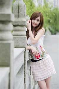 白栀白洛凡大山里跑出来